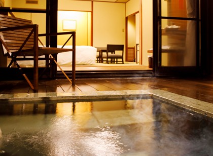 【毎月ボーナス制度あり！】箱根のおしゃれなホテルで働こう！寮は元ビジネスホテルの個室寮♪温泉付き