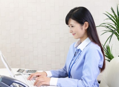 【沖縄豊見城市伊良波/通勤のお仕事です】一般事務スタッフ(観光バスの予約受付)、マイカー通勤可能です。