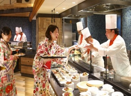 大江戸温泉物語のレストランホールスタッフ求人!お客様の旅の思い出をサポートするお仕事です!