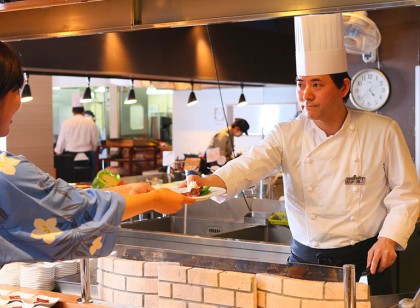 大江戸温泉物語グループのレストランで調理補助の仕事。未経験から活躍することが可能です！