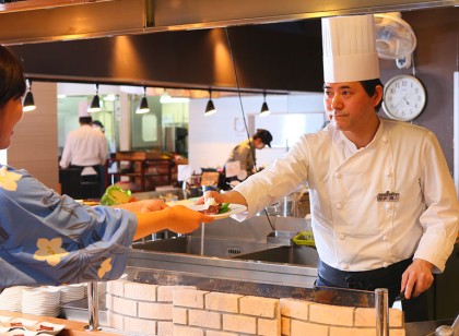 大江戸温泉物語グループのレストランスタッフ求人!バイキング料理の差し替えなど未経験でもOK!