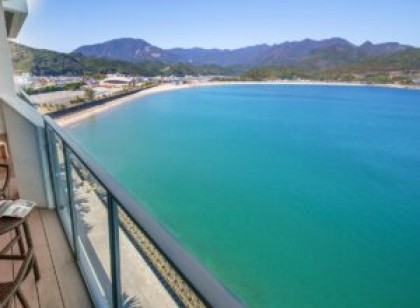 ホテルの目の前はきれいな海!オーシャンビューのホテルで働こう。1,400円の高時給と個室でWi-Fi完備の寮が魅力です。