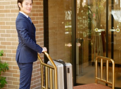 長期歓迎👍【フロント・ベル業務】個室寮にWi-Fi完備!ボウリング場やプールの利用もOKです♪