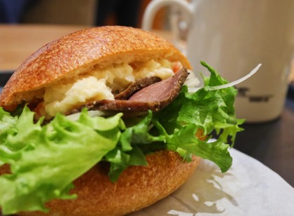 人気エリア・沖縄🌺ベーカリー&カフェで管理者・副料理長のお仕事☕Wi-Fi・家具・家電完備の個室寮あり🏠✨引越し費用の負担あり