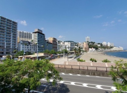 4月中旬スタート🌼毎月ボーナス制度あり!【東急ハーヴェストクラブ熱海伊豆山&VIALA】会員制リゾートホテルでフレンチ&ブッフェレストランホール業務✨