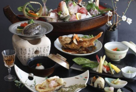 和食調理師の経験者の募集です!時給は1,700円。刺身の盛り付けまでできる方の募集です。客室14室の温泉旅館。